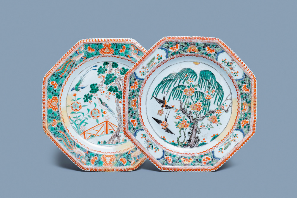 Une paire de grands plats de forme octagonale en porcelaine de Chine famille verte, Kangxi